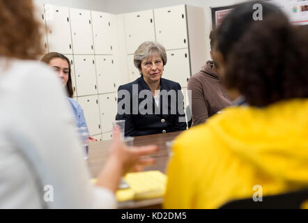 È sotto embargo per 2230 lunedì 9 ottobre il primo ministro theresa maggio parla allo staff e agli alunni durante una visita alla scuola di dunraven in Streatham, Londra Sud, in vista della pubblicazione dei dettagli del governo di gara disparità audit. Foto Stock