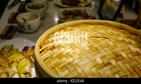 Cucina cinese - dim sum in caso di bambù al ristorante a buffet. Foto Stock