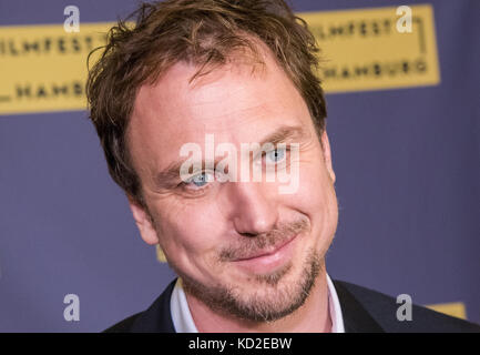 Amburgo, Germania. 8 ottobre 2017. L'attore Lars Eidinger arriva al Passage Theatre per la proiezione del film "Mathilde" ad Amburgo, Germania, 8 ottobre 2017. Credito: Daniel Bockwoldt/dpa/Alamy Live News Foto Stock