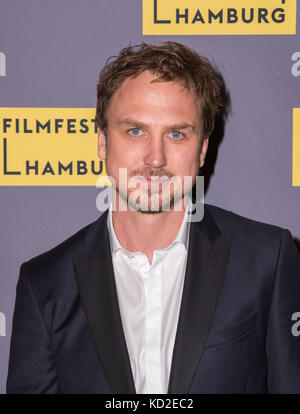 Amburgo, Germania. 8 ottobre 2017. L'attore Lars Eidinger arriva al Passage Theatre per la proiezione del film "Mathilde" ad Amburgo, Germania, 8 ottobre 2017. Credito: Daniel Bockwoldt/dpa/Alamy Live News Foto Stock