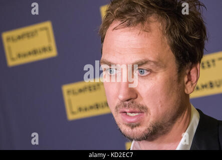 Amburgo, Germania. 8 ottobre 2017. L'attore Lars Eidinger arriva al Passage Theatre per la proiezione del film "Mathilde" ad Amburgo, Germania, 8 ottobre 2017. Credito: Daniel Bockwoldt/dpa/Alamy Live News Foto Stock