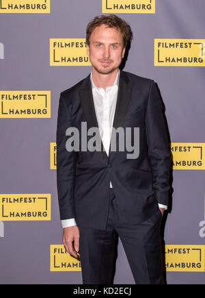 Amburgo, Germania. 8 ottobre 2017. L'attore Lars Eidinger arriva al Passage Theatre per la proiezione del film "Mathilde" ad Amburgo, Germania, 8 ottobre 2017. Credito: Daniel Bockwoldt/dpa/Alamy Live News Foto Stock