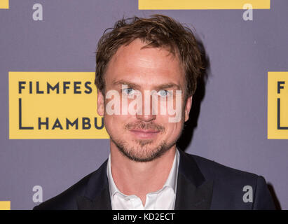 Amburgo, Germania. 8 ottobre 2017. L'attore Lars Eidinger arriva al Passage Theatre per la proiezione del film "Mathilde" ad Amburgo, Germania, 8 ottobre 2017. Credito: Daniel Bockwoldt/dpa/Alamy Live News Foto Stock