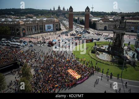 La dimostrazione di studenti pro-indipendenza arriva a Plaza de España (Piazza della Spagna). Credit: Alamy / Carles Desfilis Foto Stock