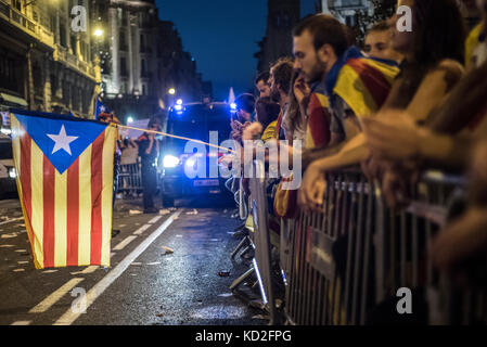 I manifestanti al di fuori dello stato sede della polizia (policía nacional) di Barcellona. Credito: alamy / carles desfilis Foto Stock
