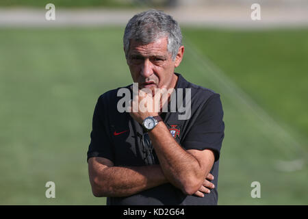 Oeiras, Portogallo. 9 ott 2017. Il Portogallo head coach Fernando Santos in azione durante la squadra nazionale della sessione di formazione prima che la partita tra il Portogallo e la Svizzera con il calcio della città di oeiras il 9 ottobre 2017. Credito: bruno barros/alamy live news Foto Stock