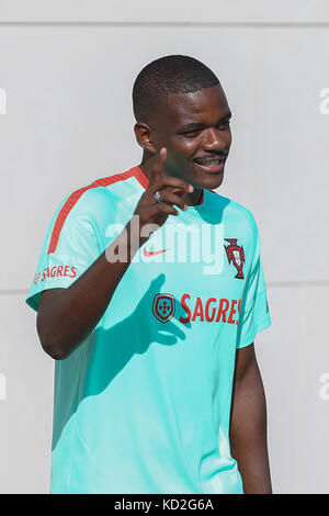 Oeiras, Portogallo. 9th Ott 2017. Il centrocampista portoghese William Carvalho in azione durante la sessione di allenamento nazionale prima della partita tra Portogallo e Svizzera al City Football di Oeiras il 9 ottobre 2017. Credit: Bruno Barros/Alamy Live News Foto Stock