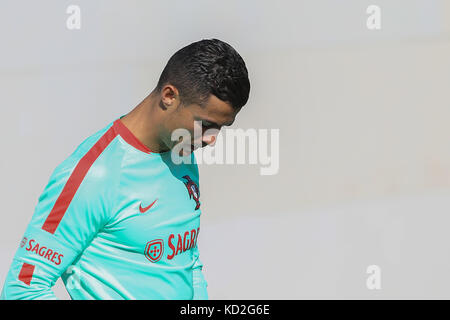 Oeiras, Portogallo. 9 ott 2017. Il Portogallo in avanti cristiano ronaldo durante la squadra nazionale della sessione di formazione prima che la partita tra il Portogallo e la Svizzera con il calcio della città di oeiras il 9 ottobre 2017. Credito: bruno barros/alamy live news Foto Stock