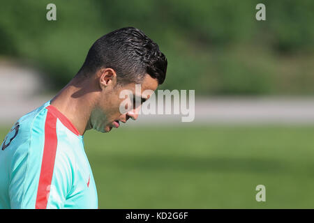 Oeiras, Portogallo. 9 ott 2017. Il Portogallo in avanti cristiano ronaldo durante la squadra nazionale della sessione di formazione prima che la partita tra il Portogallo e la Svizzera con il calcio della città di oeiras il 9 ottobre 2017. Credito: bruno barros/alamy live news Foto Stock