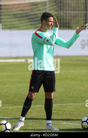 Oeiras, Portogallo. 9 ott 2017. Il Portogallo in avanti cristiano ronaldo in azione durante la squadra nazionale della sessione di formazione prima che la partita tra il Portogallo e la Svizzera con il calcio della città di oeiras il 9 ottobre 2017. Credito: bruno barros/alamy live news Foto Stock