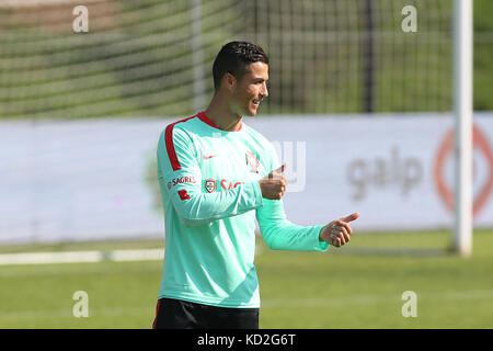 Oeiras, Portogallo. 9 ott 2017. Il Portogallo in avanti cristiano ronaldo in azione durante la squadra nazionale della sessione di formazione prima che la partita tra il Portogallo e la Svizzera con il calcio della città di oeiras il 9 ottobre 2017. Credito: bruno barros/alamy live news Foto Stock