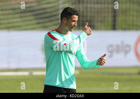 Oeiras, Portogallo. 9 ott 2017. Il Portogallo in avanti cristiano ronaldo in azione durante la squadra nazionale della sessione di formazione prima che la partita tra il Portogallo e la Svizzera con il calcio della città di oeiras il 9 ottobre 2017. Credito: bruno barros/alamy live news Foto Stock