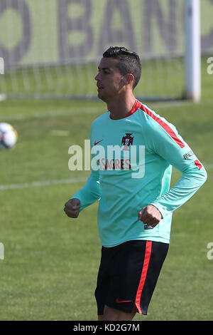 Oeiras, Portogallo. 9 ott 2017. Il Portogallo in avanti cristiano ronaldo in azione durante la squadra nazionale della sessione di formazione prima che la partita tra il Portogallo e la Svizzera con il calcio della città di oeiras il 9 ottobre 2017. Credito: bruno barros/alamy live news Foto Stock