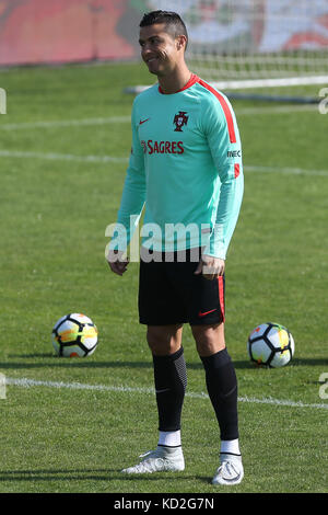 Oeiras, Portogallo. 9 ott 2017. Il Portogallo in avanti cristiano ronaldo in azione durante la squadra nazionale della sessione di formazione prima che la partita tra il Portogallo e la Svizzera con il calcio della città di oeiras il 9 ottobre 2017. Credito: bruno barros/alamy live news Foto Stock