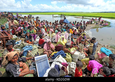 Cox's Bazar, Bangladesh. 9 Ott, 2017. Rohingyas in attesa alla frontiera. oltre 10.000 rifugiati rohingya sconfinato fuori da palongkhali in ukhia upazila di Cox's Bazar in fuga dalla persecuzione in Myanmar. Credito: sk hasan ali/alamy live news Foto Stock