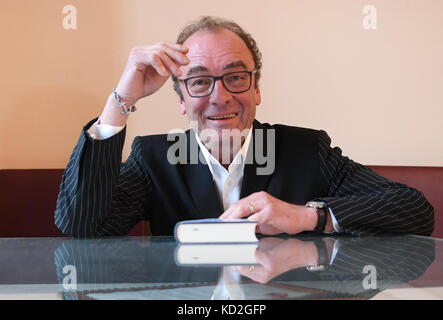 Francoforte sul meno, Germania. 9 ottobre 2017. L'autore austriaco Robert Menasse raffigurato intorno alla cerimonia di premiazione del Premio del Libro tedesco (Deutscher Buchpreis) al Roemer di Francoforte sul meno, in Germania, il 9 ottobre 2017. Credito: Arne Dedert/dpa/Alamy Live News Foto Stock