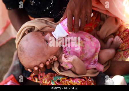 Cox's Bazar, Bangladesh. 9 Ott, 2017. Rohingyas in attesa alla frontiera. oltre 10.000 rifugiati rohingya sconfinato fuori da palongkhali in ukhia upazila di Cox's Bazar in fuga dalla persecuzione in Myanmar. Credito: sk hasan ali/alamy live news Foto Stock