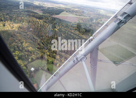 Rottweil, Germania. 6 ottobre 2017. Gli alberi possono essere visti all'esterno della ThyssenKrupp Elevators test Tower a Rottweil, Germania, il 6 ottobre 2017. Crediti: Sebastian Gollnow/dpa/Alamy Live News Foto Stock