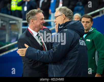 Oslo, Norvegia. 8 ottobre 2017. Norvegia, Oslo - 8 ottobre 2017. Il team manager svedese Lars Lagerbäck di Norvegia saluta Michael o'Neill dell'Irlanda del Nord prima del qualificatore della Coppa del mondo tra Norvegia e Irlanda del Nord allo stadio Ullevaal di Oslo. Credit: Gonzales Photo/Alamy Live News Foto Stock