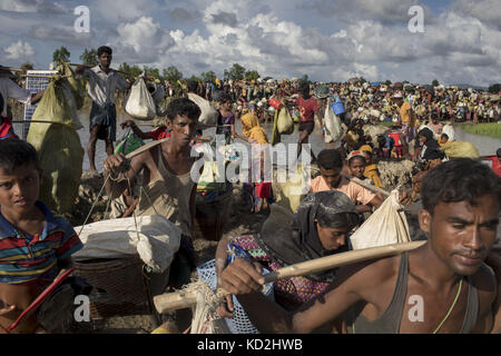 Cox's Bazar, Bangladesh. 9 ottobre 2017. Centinaia di Rohingya attraversano il confine del Bangladesh mentre fuggono da Buchidong a Myanmar dopo aver attraversato il fiume NAF in Bangladesh. Secondo l'alto Commissariato delle Nazioni Unite per i rifugiati (UNHCR), più di 525.000 rifugiati Rohingya sono fuggiti dal Myanmar per violenza nell'ultimo mese, con la maggior parte di loro che ha cercato di attraversare il confine con il Bangladesh. Le organizzazioni internazionali hanno riferito di violazioni dei diritti umani e di esecuzioni sommarie presumibilmente eseguite dall'esercito del Myanmar. Crediti: ZUMA Press, Inc./Alamy Live News Foto Stock