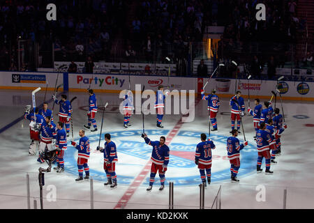 Manhattan, New York, Stati Uniti d'America. 05 ott 2017. Il New York Rangers salutare la folla attorno al logo al centro il ghiaccio prima di una partita tra i New York Rangers e il Colorado Avalanche al Madison Square Garden di Manhattan, New York. Credito: Kostas Lymperopoulos/CSM/Alamy Live News Foto Stock