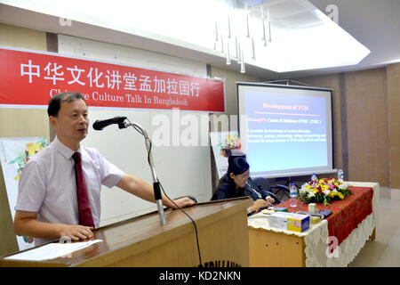 Dacca, Bangladesh. 9 ottobre 2017. Il professor Lu Zhong (i, L) tiene un discorso durante una lezione presso l'Università di Dacca a Dacca, Bangladesh, il 9 ottobre 2017. Lunedì si è tenuta una conferenza sulla medicina tradizionale cinese presso la principale università del Bangladesh di Dacca. Crediti: Salim Reza/Xinhua/Alamy Live News Foto Stock