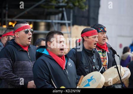 Seattle, Stati Uniti. 09oct, 2017. I membri della tribù tamburo presso i popoli indigeni" giorno di marzo e celebrazione presso westlake park. seattle ha celebrato i popoli indigeni' giorno invece del Columbus day poiché una città unanime voto del consiglio rinominato la vacanza federale in onore di tutti i popoli indigeni nel 2014. Credito: Paolo christian gordon/alamy live news Foto Stock