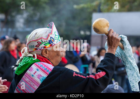 Seattle, Stati Uniti. 09oct, 2017. I membri della tribù e i sostenitori di raccogliere al westlake park per i popoli indigeni" giorno di marzo e celebrazione. seattle ha celebrato i popoli indigeni' giorno invece del Columbus day poiché una città unanime voto del consiglio rinominato la vacanza federale in onore di tutti i popoli indigeni nel 2014. Credito: Paolo christian gordon/alamy live news Foto Stock