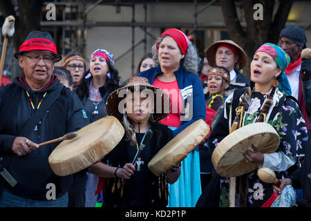 Seattle, Stati Uniti. 09oct, 2017. I membri della tribù tamburo presso i popoli indigeni" giorno di marzo e celebrazione presso westlake park. seattle ha celebrato i popoli indigeni' giorno invece del Columbus day poiché una città unanime voto del consiglio rinominato la vacanza federale in onore di tutti i popoli indigeni nel 2014. Credito: Paolo christian gordon/alamy live news Foto Stock