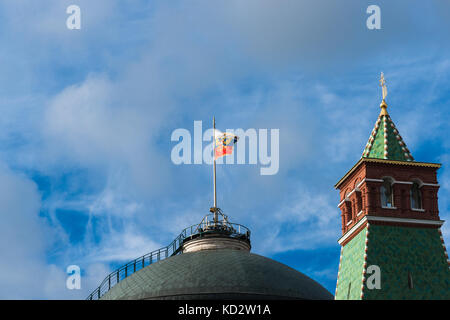 Meteo russo a Mosca, Russia. Decimo oct, 2017. Parzialmente nuvoloso mattina. calma e calda giornata. la temperatura circa +10C (+50f). vista del presidente della Russia standard sulla costruzione del Senato con la cupola e il senato torre del Cremlino. Credito: Alex immagini/alamy live news Foto Stock