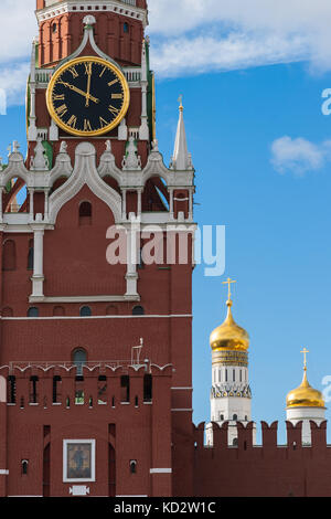 Meteo russo a Mosca, Russia. Decimo oct, 2017. Parzialmente nuvoloso mattina. calma e calda giornata. la temperatura circa +10C (+50f). vista spassky (Salvatore) principale del Cremlino e torre di Ivan il grande campanile. Credito: Alex immagini/alamy live news Foto Stock