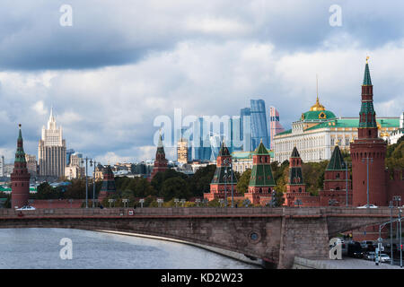 Meteo russo a Mosca, Russia. Decimo oct, 2017. Parzialmente nuvoloso mattina. calma e calda giornata. la temperatura circa +10C (+50f). viste del Cremlino di Mosca, grandi moskvoretsky bridge e la città dal nuovo parco paesaggio zaryadye che è stato aperto dal Cremlino nel settembre. Il parco è stato sviluppato sotto la supervisione della american design studio Diller Scofidio + Renfro. Esso rappresenta quattro zone climatiche di Russia e contiene la Philharmonia, hotel, musei e altri oggetti. Credito: Alex immagini/alamy live news Foto Stock