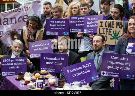 Londra, Regno Unito. Decimo oct, 2017. United Patients ALLIANCE protestare fuori del Parlamento per chiamare per uso medico accesso alla cannabis. paul flynn mp darà luogo a una decina di minuti di regola bill per uso medico accesso alla cannabis in Parlamento oggi. Credito: mark kerrison/alamy live news Foto Stock