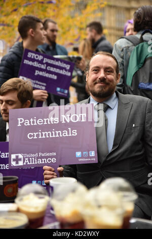 Parlamento, Londra, Regno Unito. 10 ottobre 2017. I pazienti del parlamento protestano al di fuori delle camere del Parlamento chiedendo l'accesso medico legale alla cannabis. Crediti: Matthew Chattle/Alamy Live News Foto Stock