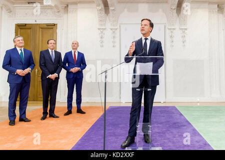 L'Aia, Paesi Bassi. 10 ottobre 2017. Il primo ministro olandese Mark Rutte parla alla stampa dell'accordo del governo di coalizione stipulato dai quattro partiti dell'Aia, Paesi Bassi, 10 ottobre 2017. I gruppi parlamentari dei quattro partiti che hanno raggiunto un accordo di coalizione con il governo lunedì hanno tutti accettato il programma politico per i prossimi anni, aprendo la strada al primo ministro Mark Rutte per iniziare a riunire il suo gabinetto. Crediti: Rick Nederstigt/Xinhua/Alamy Live News Foto Stock