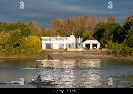 Emanuel School Boathouse e la Civil Service Boathouse, in Duke's Meadows, Londra, W4, Inghilterra, REGNO UNITO. Foto Stock