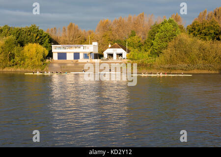 Luce del sole serale sulla Emanuel School Boathouse e sulla Civil Service Boathouse, a Duke's Meadows, Londra, W4, Regno Unito. Foto Stock