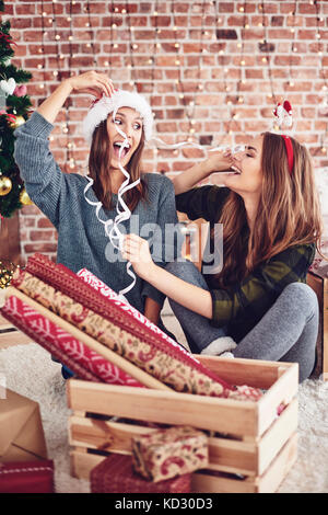 Amici avente una divertente durante la preparazione di decorazioni di Natale Foto Stock