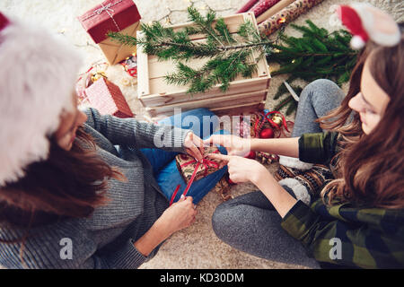 Gli amici la preparazione di regali per Natale Foto Stock