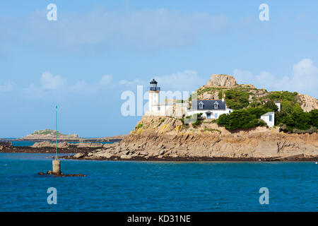 Faro sull'isola di Louët nella baia di Morlaix al largo di Carantec, Cote d'Armor, Francia Foto Stock