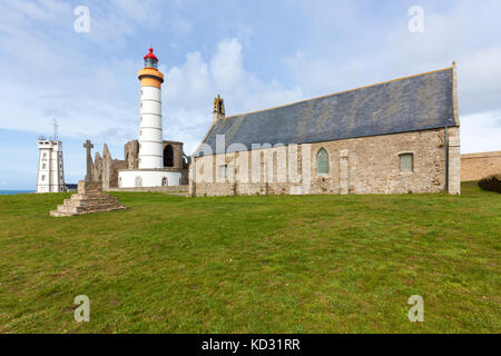 Cappella, faro, semaforo e rovine dell'abbazia a Pointe de Saint-Mathieu, Bretagna Foto Stock