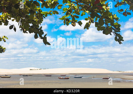 Barche sulla sabbia a bassa marea, Parco Nazionale di Jericoacoara, Ceara, Brasile, Sud America Foto Stock