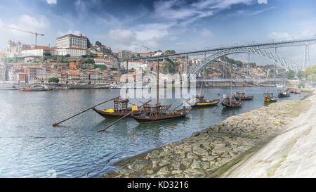 Porto, Portogallo - 29 agosto 2017: vista sul fiume Douro al vecchio quartiere del porto il 29 agosto 2017 in Portogallo, Europa Foto Stock