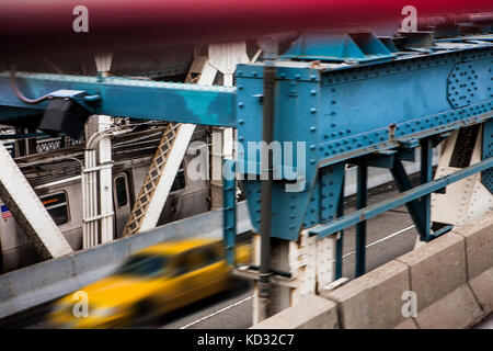 Yellow taxi guida su Manhattan Bridge, la città di New York, New York, Stati Uniti d'America