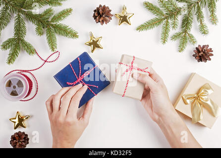La confezione regalo. donna confezioni regali per Natale. Foto Stock