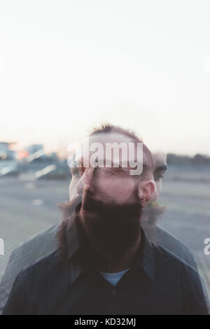 Immagine sfocata di uomo barbuto Foto Stock