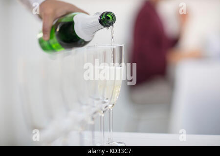 Cameriere busbana francese champagne in champagne, close-up Foto Stock