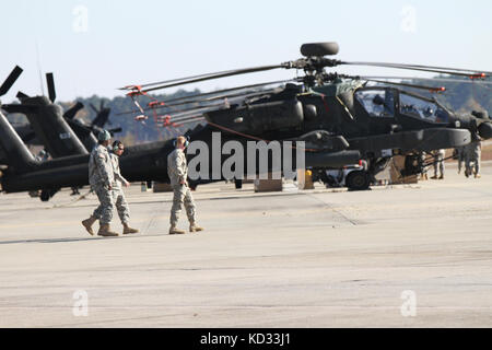 Quasi 30 AH-64D Longbow Apache elicotteri da 1° Battaglione, 151st attacco battaglione di ricognizione, da South Carolina esercito guardia nazionale e primo battaglione, 130attacco battaglione di ricognizione, dal North Carolina esercito guardia nazionale ha lavorato all'unisono per condurre la soppressione del nemico anti-aerei sistemi di difesa e di interdizione durante gli attacchi di carolina Thunder 2014 tenutasi a mcentire comune di Guardia nazionale base. Carolina del Sud la guardia nazionale, insieme con il nord Carolina e Georgia la guardia nazionale di unità condotta carolina thunder 14, un trapano weekend, formazione congiunta esercizio nov. 15, 20 Foto Stock