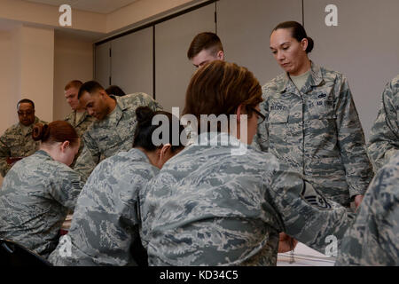 Gli Airmen degli Stati Uniti hanno assegnato alla 169th Fighter Wing, South Carolina Air National Guard, fuori processo in preparazione per la Guardia vigile alla McEntire Joint National Guard base, S.C., 5 marzo 2015. I membri della Guardia nazionale aerea del South Carolina rispondono a un uragano simulato durante la Guardia vigile, una serie di esercitazioni di risposta alle catastrofi finanziate a livello federale condotte dalle unità della Guardia nazionale che lavorano con le agenzie federali, statali e locali di gestione delle emergenze e i soccorritori. (STATI UNITI Air National Guard foto di Amn Megan Floyd/rilasciata) Foto Stock