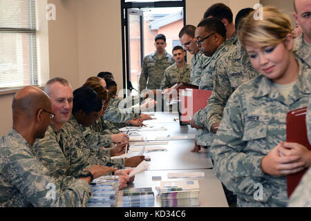 Gli Airmen degli Stati Uniti hanno assegnato alla 169th Fighter Wing, South Carolina Air National Guard, fuori processo in preparazione per la Guardia vigile alla McEntire Joint National Guard base, S.C., 5 marzo 2015. I membri della Guardia nazionale aerea del South Carolina rispondono a un uragano simulato durante la Guardia vigile, una serie di esercitazioni di risposta alle catastrofi finanziate a livello federale condotte dalle unità della Guardia nazionale che lavorano con le agenzie federali, statali e locali di gestione delle emergenze e i soccorritori. (STATI UNITI Air National Guard foto di Amn Megan Floyd/rilasciata) Foto Stock